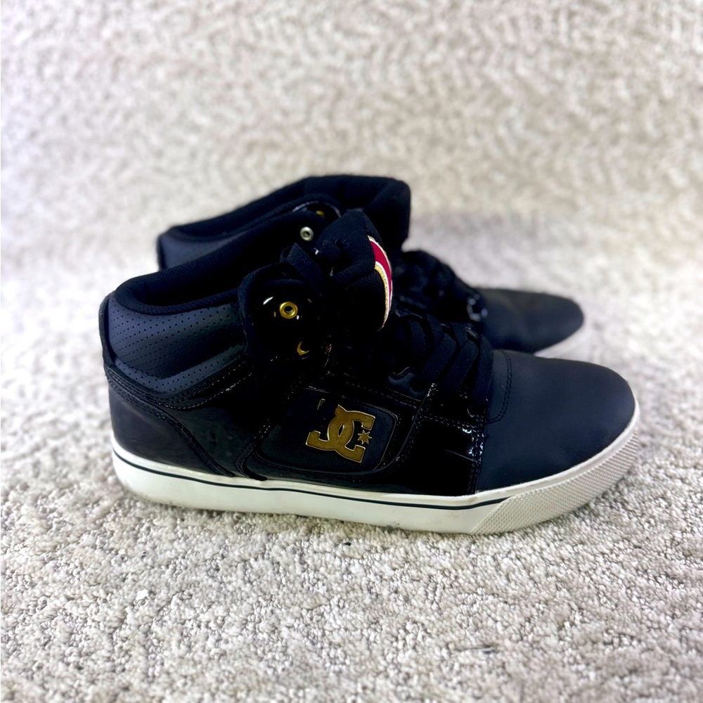 DC 3/4 cut skateboard shoes, excellent shape